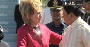 Clinton pledges strong alliance with Philippines